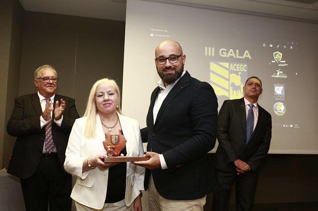 El SPAR GC, premiado en la III Gala ACEGC (2016 BEGONA RECIBE PREMIO)