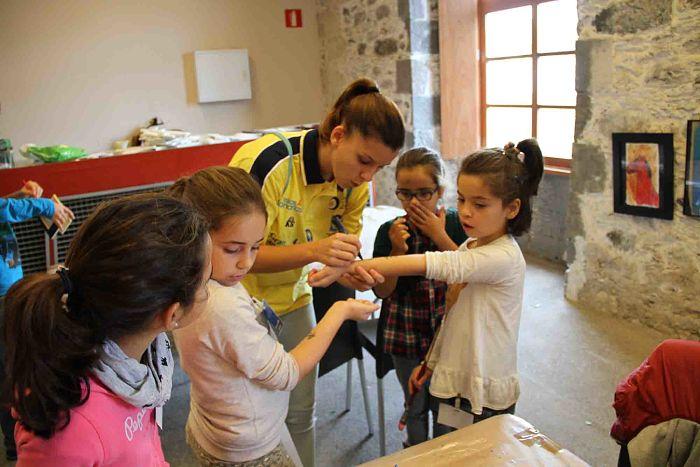 Patricia Cabrera visitó "Una Navidad de arte" (2014 PATRI FIRMANDO AUTOGRAFO)