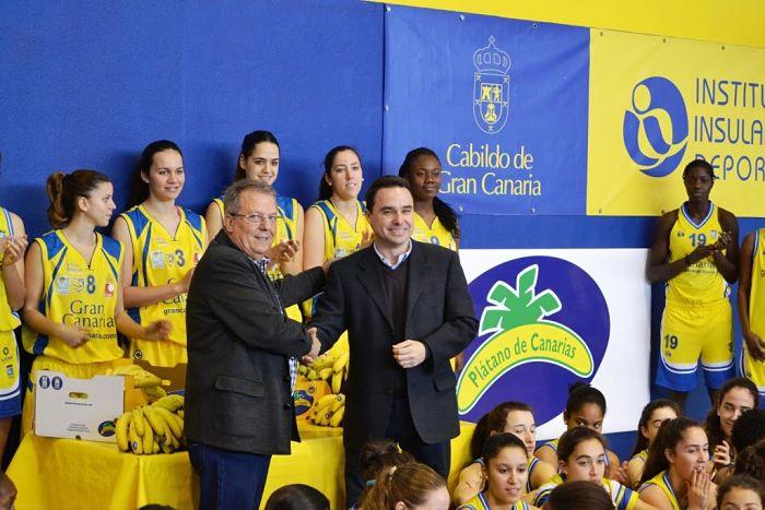 ASPROCAN y el CB Islas Canarias renuevan su acuerdo para la inserción social de jóvenes deportistas (2015 firma platano de canarias)