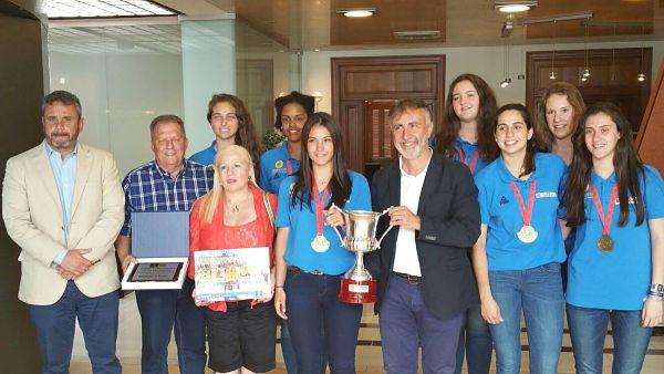 Ángel Victor Torres recibe a las campeonas (2016 AV TORRES RECIBE CAMPEONAS)