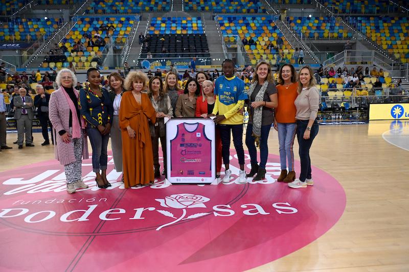 Merecido homenaje del CBIC SPAR a la Asociación de Mujeres Charter 100 Gran Canaria, que se vuelca día a día con la labor formativa y solidaria del club amarillo (Merecido homenaje del CB SPAR a la Asociación de M)