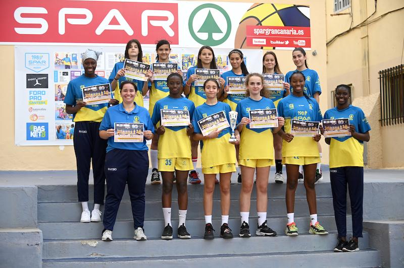 Sika Koné y Adji Fall felicitan a las infantiles, campeonas de Gran Canaria (Sika Koné y Adji Fall felicitan a las infantiles, )