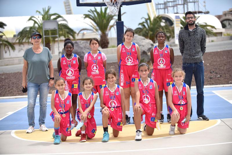 Categorías de formación - Las benjamines del SPAR Gran Canaria se despidieron de la competición liguera con la pertinente entrega de medallas (Categorías de formación - Las benjamines del SPAR )