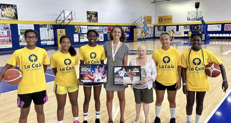 El SPAR Gran Canaria tributa un homenaje a las dos medallistas del Campeonato de Europa U20 de Lituania, Elena Rodríguez y Carla Brito (El SPAR Gran Canaria tributa un homenaje a las dos)