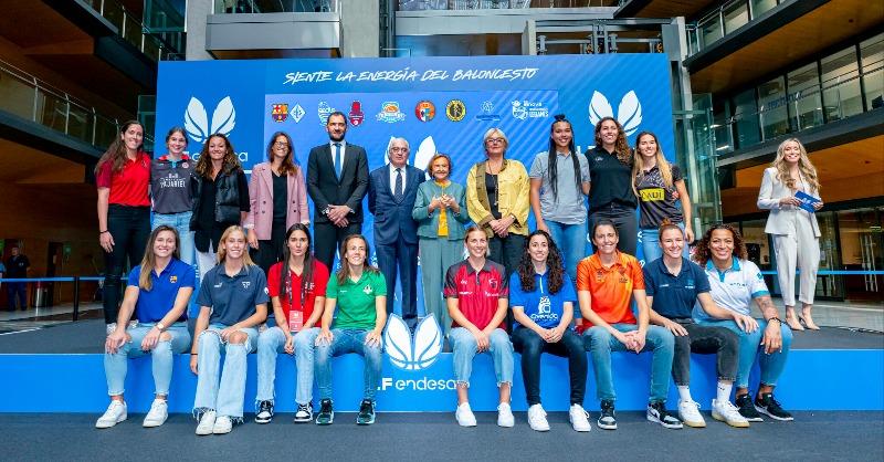 La LF Endesa presenta la Temporada 22-23, con un encuentro entre cuatro leyendas del basket español y las jugadoras que brillarán en los 16 pabellones  (La LF Endesa presenta la Temporada 22-23, con un e)