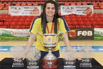 Leticia Romero y Astou Ndour seleccionadas para la U18 de Rumanía (2011 LETICIA ROMERO CON SUS TROFEOS)