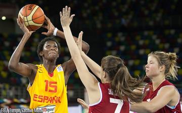 Astou Ndour y Yurena Díaz lucharán por las medallas (2013 ASTOU CONTRA RUSIA)