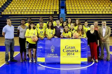 Lucas Bravo de Laguna recibió a las campeonas de España de infantiles (2013 LUCAS BRAVO RECIBE A LAS CAMP DE ESPAÑA INF )