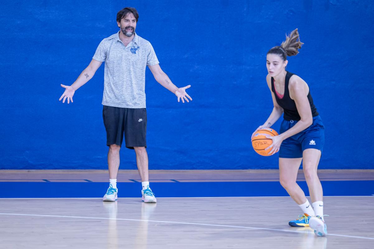 César Aenas: “Hay jugadoras que han llegado en un estado de forma excepcional” (Primer entrenamiento, César Aneas)