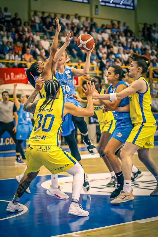  Un renovado SPAR Gran Canaria conoció el alto nivel de la LF Endesa en su primer combate con un compacto Perfumerías Avenida Salamanca (72-52) ( Un renovado SPAR Gran Canaria conoció el alto niv)